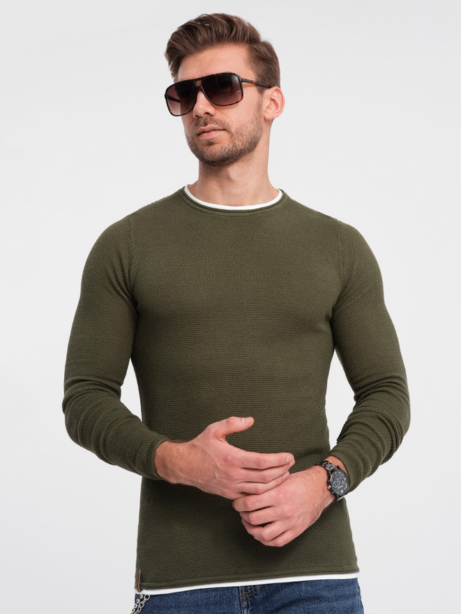 Pánsky bavlnený sveter s okrúhlym výstrihom - tmavo olivový V7 OM-SWSW-0103
