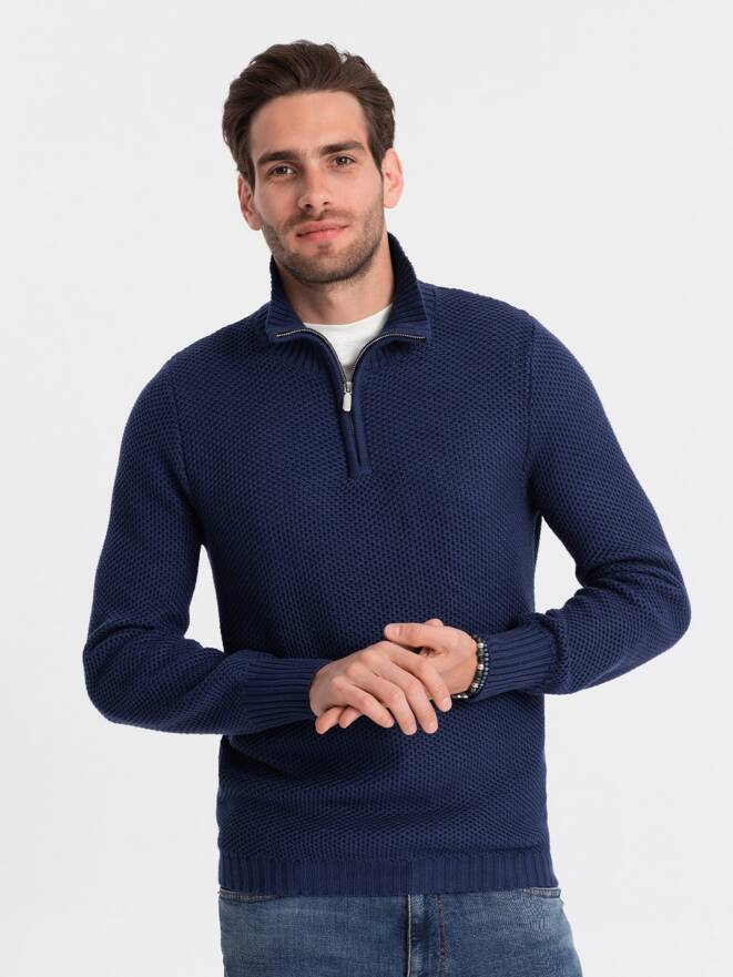 Pánsky pletený sveter so stojačikom - tmavomodrý V7 OM-SWZS-0105