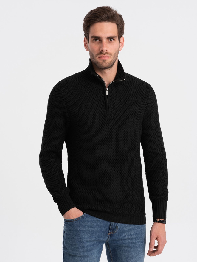 Pánsky pletený sveter so stojatým golierom - čierny V3 OM-SWZS-0105