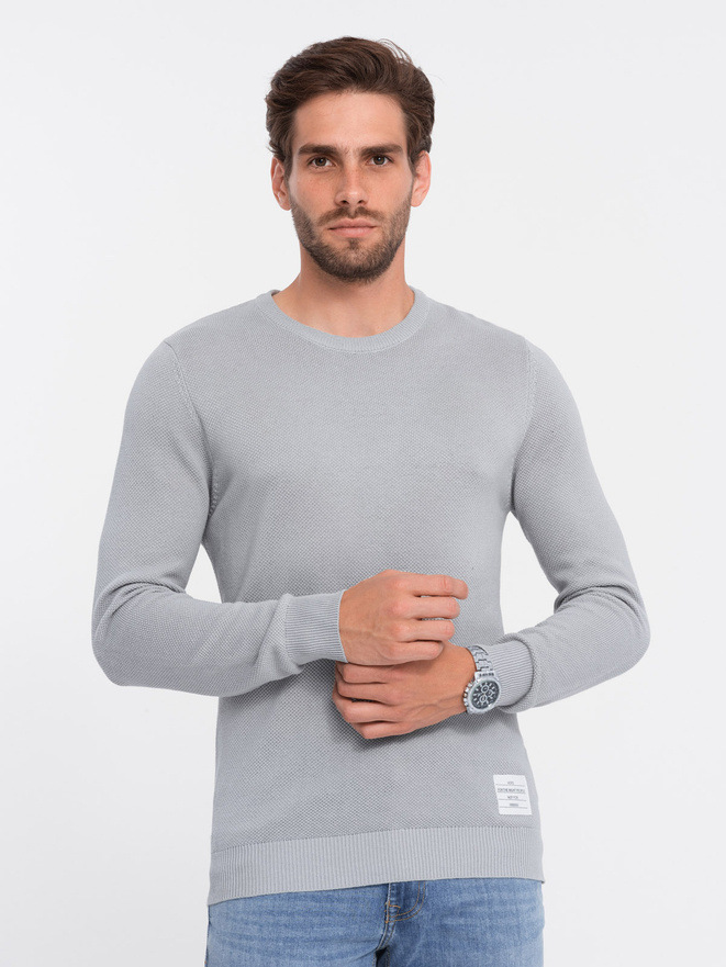 Pánsky textúrovaný sveter s polkruhovým výstrihom - svetlosivý V5 OM-SWSW-0104